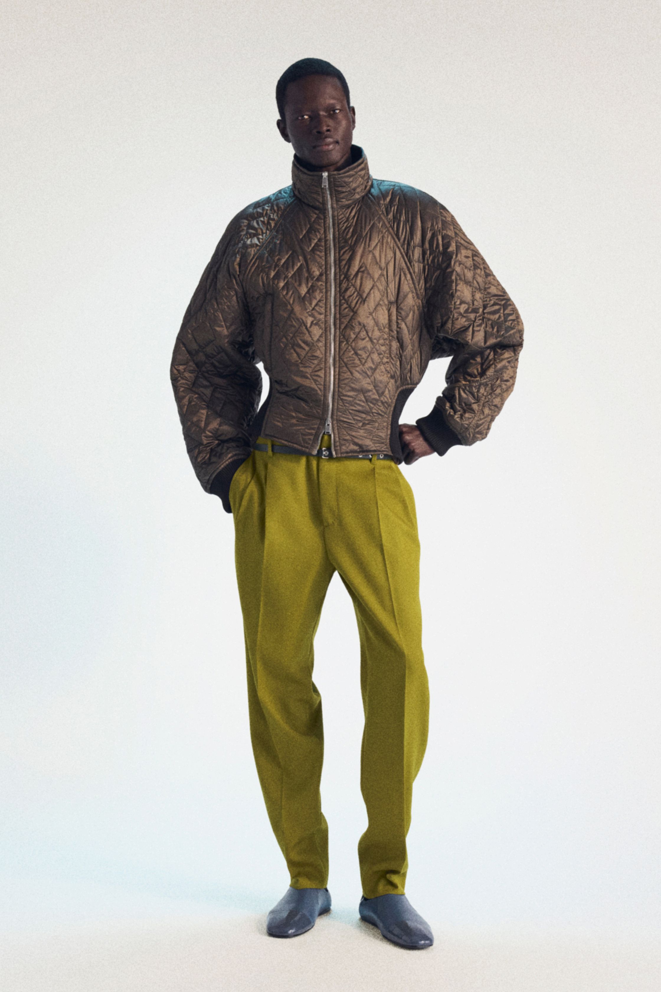 Lanvin 2026秋冬男装以“温和力量”为主线，将法式优雅重新校准到当代男装语境。宽肩大衣、绗缝夹克与精致针织并置，构建出介于正式与休闲之间的流动结构；橄榄绿、灰褐与低饱和蓝形成理性而内敛的色阶。造型在剪裁上克制而精准，强调身体与衣物的自然关系，呈现一种安静却持久的高级感，映射当下男性气质的松弛与自省-顽石频道趋势研究